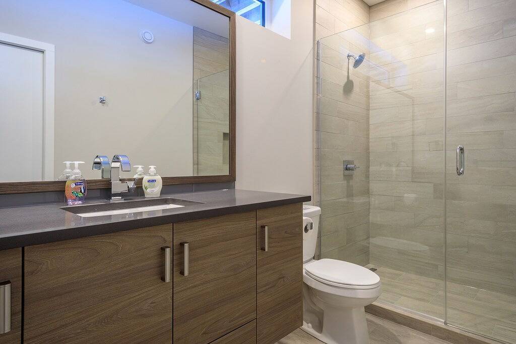 Ski-In / Ski-Out. Gerade gebaut, 4 Schlafzimmer, 3. 5 Badezimmer modernes Stadthaus, 12 Personen in Kicking Horse