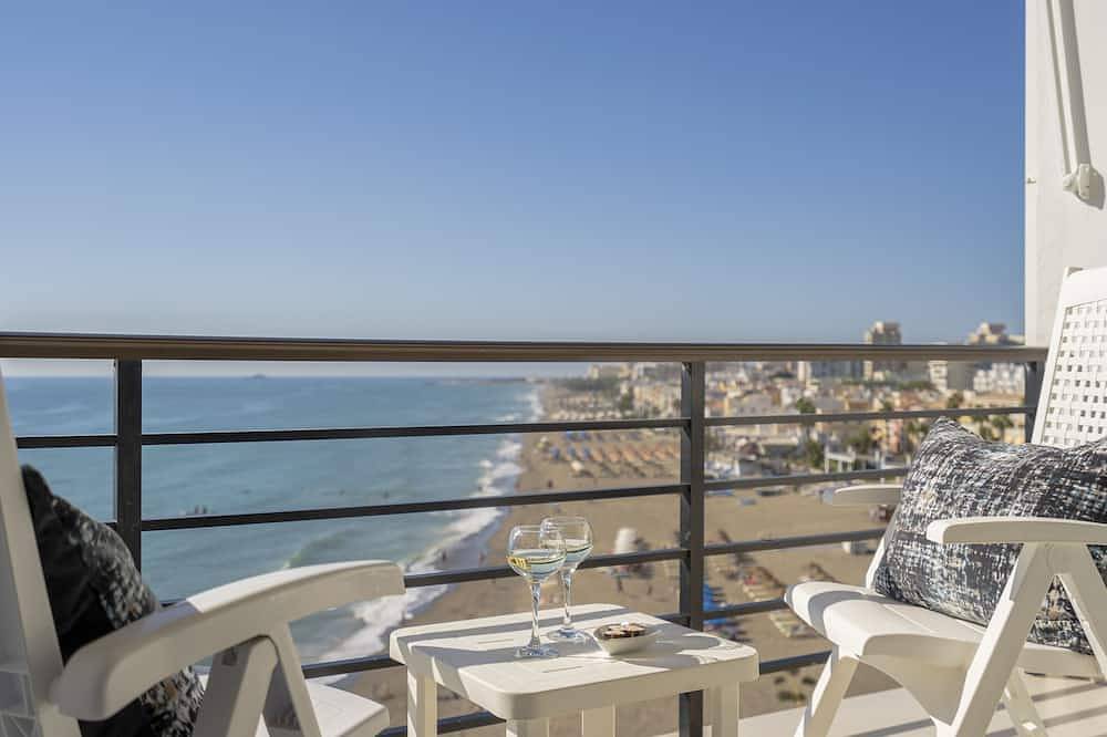 Entire apartment, Studio in 1 line beach Carihuela Castill Santa Clara Wifi Swimming pool elevator in La Carihuela, Torremolinos