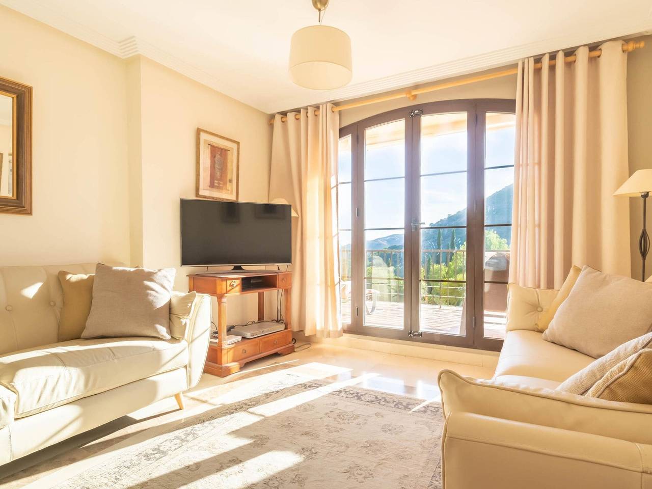 Ganze Wohnung, Premium-Wohnung in Benahavis mit Balkon in Los Arqueros Golf and Country Club, Benahavís