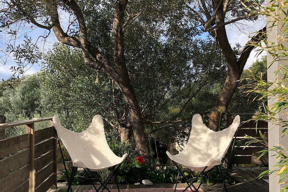Zen cabin in the bush in Bonifacio, Arrondissement de Sartène