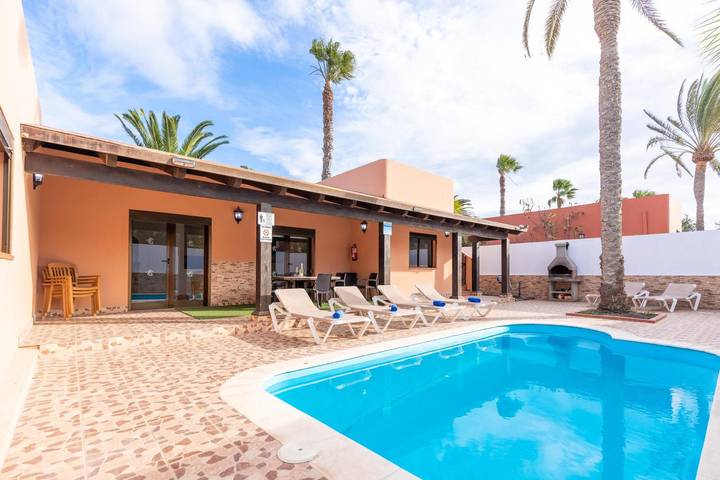 Cheap villa for 6 people, with garden in Corralejo