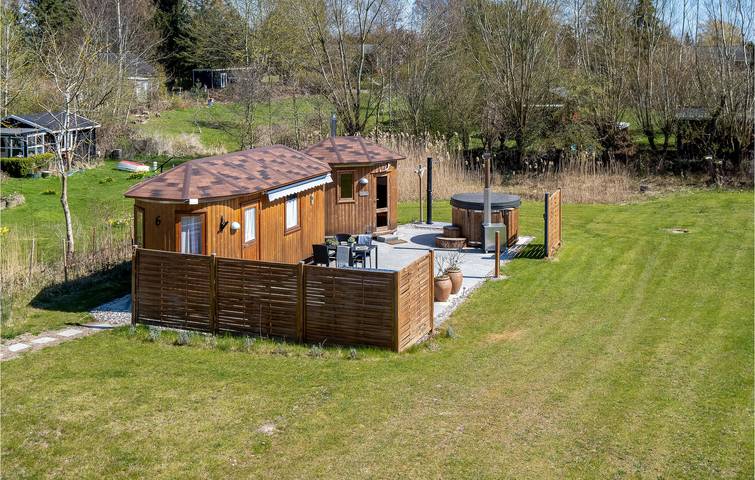 Ferieudlejning for 2 personer, med Terrasse og Have samt Sauna i Præstø