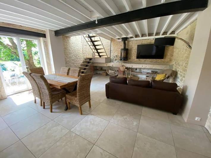 Gîte pour 4 personnes, avec jardin ainsi que vue et piscine dans Tramery