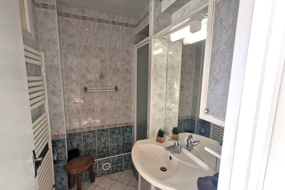 Appartement entier, Royan - un réveil face à la mer pour ce Studio au charme Rustique - Plage du Pigeonnier in Pontaillac, Royan