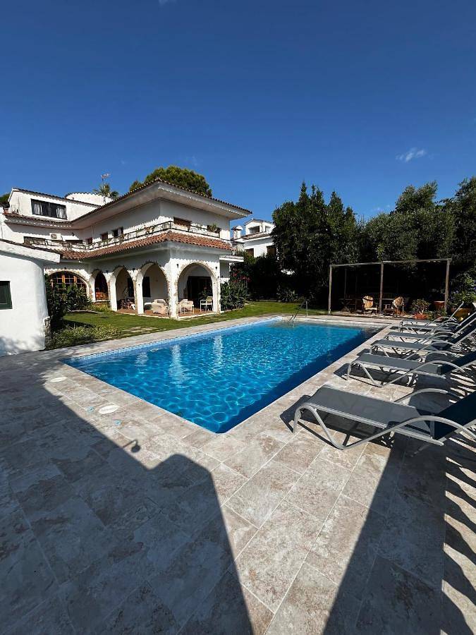 Chambre d’hôte pour 4 personnes, avec Balcon et Terrasse ainsi que Jardin et Piscine à Lloret de Mar