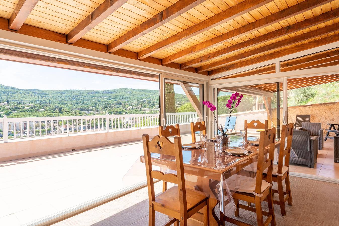 Casa de vacaciones 'Villa del Amanecer' con vistas a la montaña, Wi-Fi y aire acondicionado in APT, Parque natural regional del Luberon