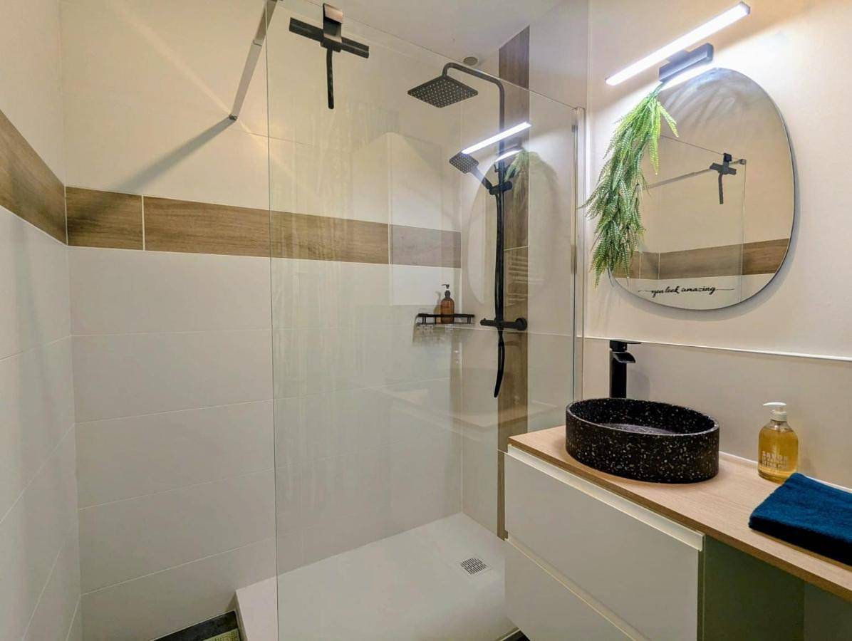 Appartement entier, Two-Bedroom Apartment in Bourgoin-Jallieu, Région de La Tour-du-Pin