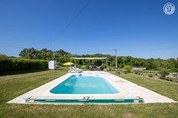 Gîte pour 4 personnes, avec piscine ainsi que terrasse et jardin en Bourgogne-Franche-Comté
