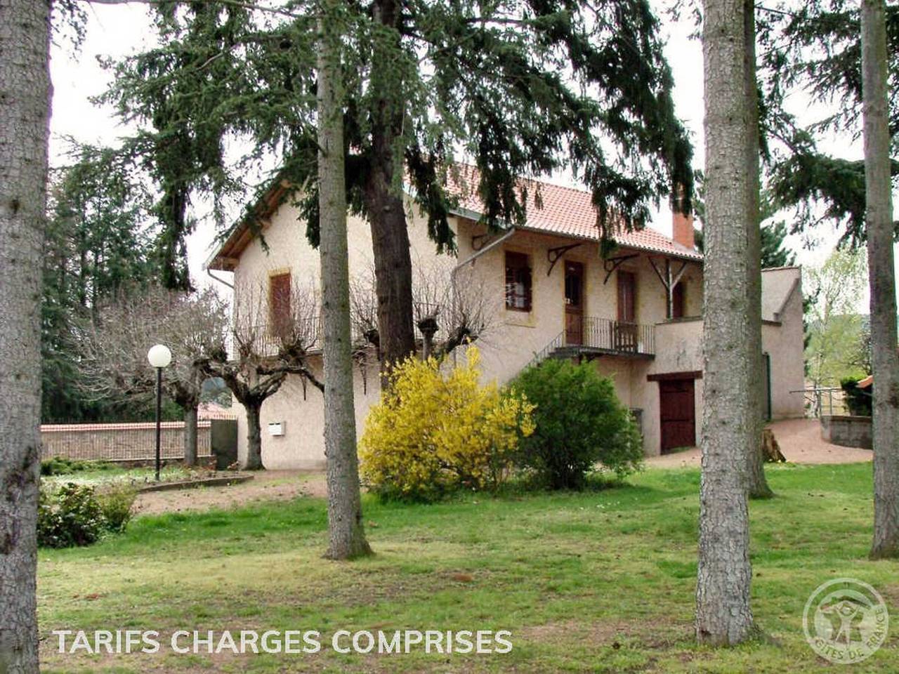 Charmant gîte familial au cœur du village in Saint-André-d'Apchon, Région de Roanne