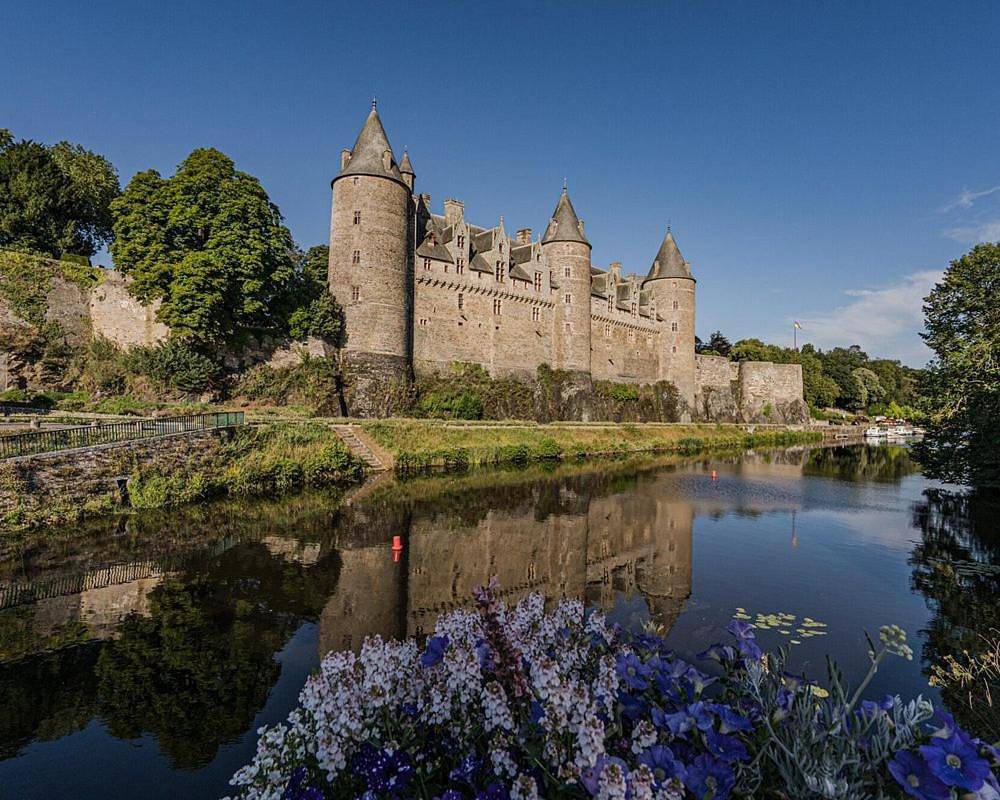 Appartement entier, Petite Maison de ville face au château et du canal in Josselin, Région de Pontivy