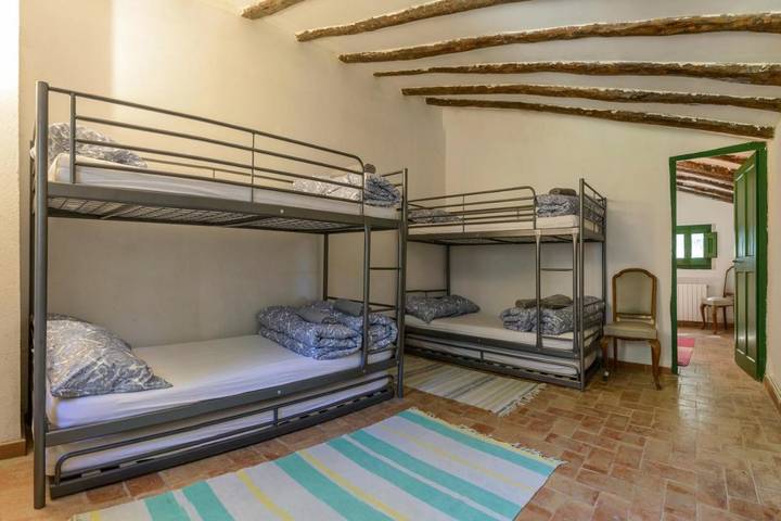 Casa rural para 14 personas, con jardín además de piscina y vistas, Familias con niños en Pla de l'Estany - 3