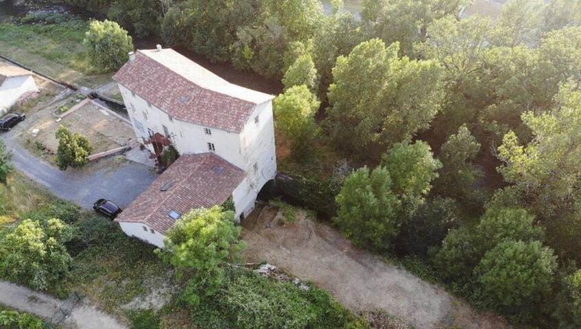 Gîte pour 3 personnes, avec jardin et vue à Saint-Georges-de-Luzençon - 2