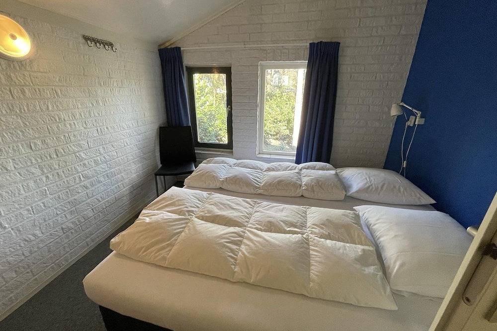 Gemütlicher Bungalow (80 m²) für 6 Personen (8 Personen auf Anfrage) mit Geschirrspüler.  Dieser freistehende Bungalow mit Außenkamin und überdachter Terrasse befindet sich im Wald und bietet eine schöne Aussicht. in Harderwijk, Veluwe