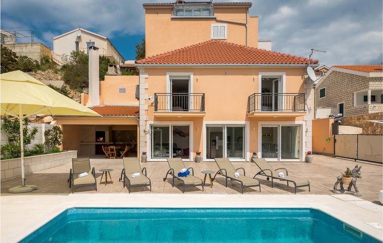 Charmantes Apartment, 2 km vom Strand entfernt: Geräumiges Apartment mit Pool und Terrasse in Milna, Brac