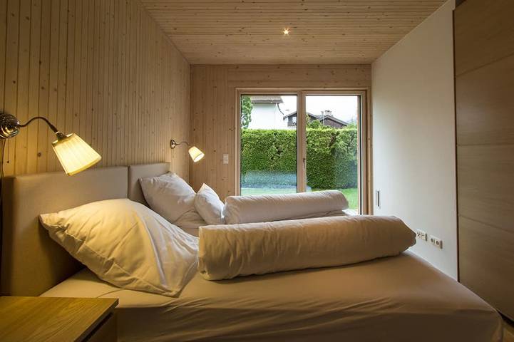 Ganze Wohnung, Exklusive Ferienwohnung Mondholz in sehr ruhigen und zentralen Lage von Garmisch in Garmisch-Partenkirchen, Bayerische Alpen