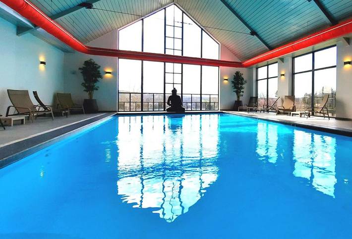 Hôtel pour 2 personnes, avec jacuzzi et piscine ainsi que jardin et sauna