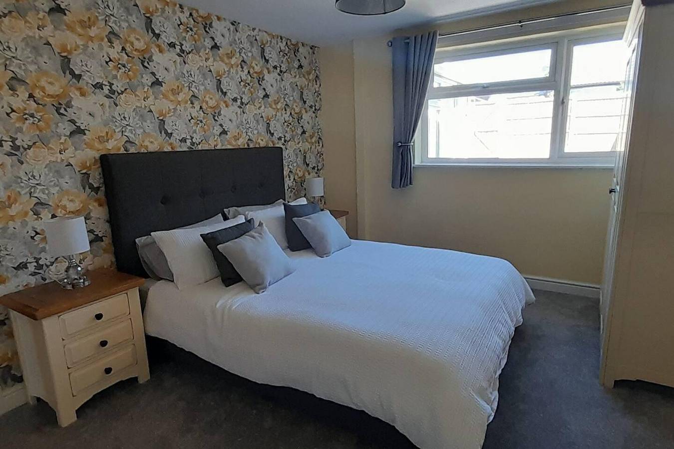 2 Bed House - Sleeps 4 - Pets - Garden - Parking in Sherwood Forest, Nottinghamshire