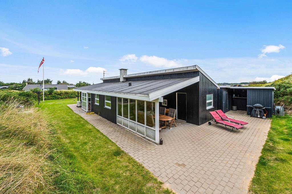 Hyggeligt og skønt sommerhus til 6 personer på ugeneret grund in Ringkøbing, Holmsland Klit