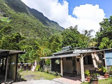 Gîte pour 4 personnes, avec piscine ainsi que jardin et vue dans Riviere Du Mat