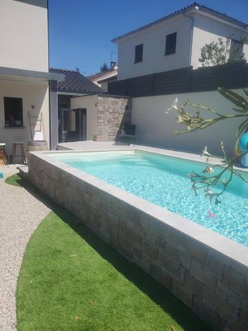 Cottage pour 2 personnes, avec terrasse et piscine ainsi que jardin et vue à Jonage