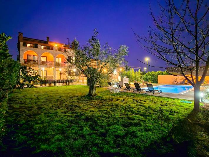 Location de vacances pour 24 personnes, avec terrasse ainsi que piscine et jardin, animaux acceptés à Vodnjan