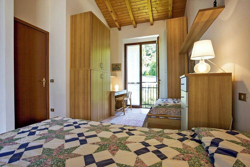 Ganze Wohnung, Geschmackvoll möblierte 3-Zimmer-Wohnung in einer kleinen Residenz mit Pool in Pino sulla Sponda del Lago Maggiore, Maccagno con Pino e Veddasca