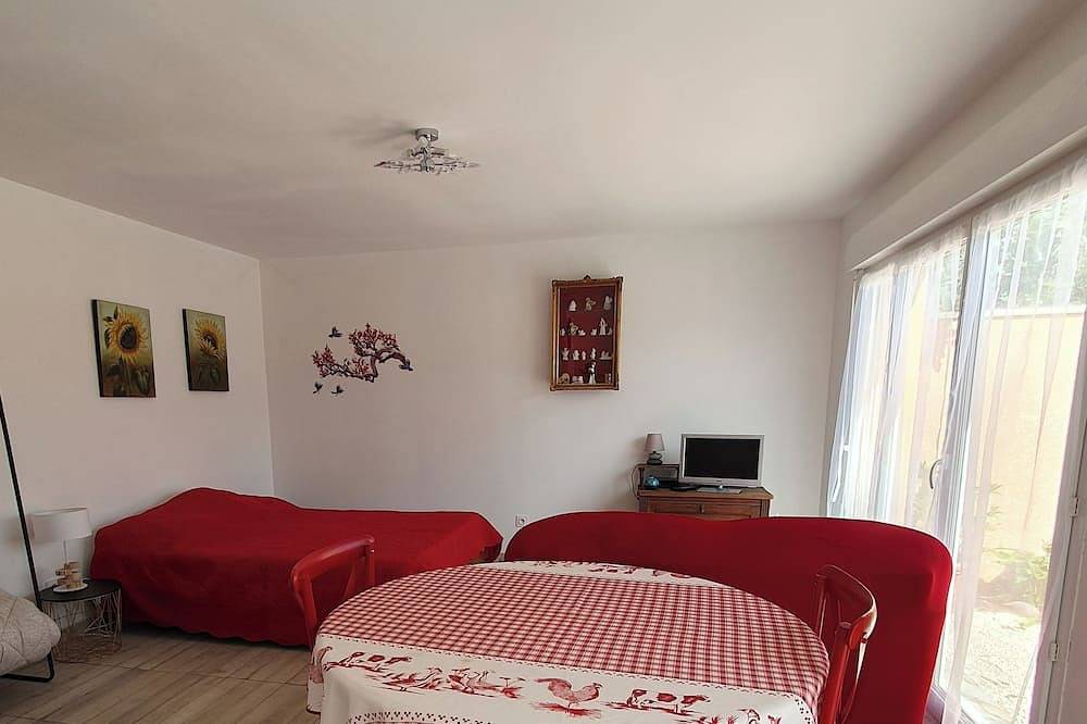 Apartamento entero, Charming studio with terrace and pool.  For two people.  Dog accepted.  in Pierrelatte, Región de Nyons