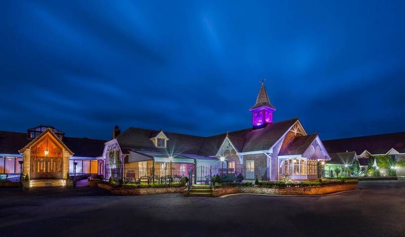Hotel for 3 people, with Terrace in Shannon