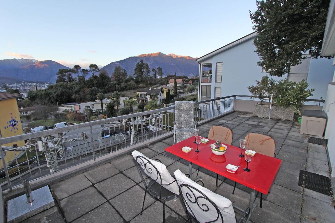 Ganze Wohnung, Wohnung an ruhiger Lage mit grosser Terrasse und Aussicht auf die Berge. in Gambarogno, Lago Maggiore (Schweiz)