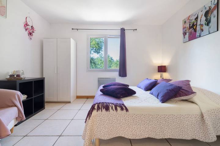 Chambre d’hôtes « Chambre Aubergine » avec piscine partagée, terrasse et Wi-Fi in Saint-André-d'Allas, Périgord Noir