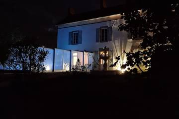 Gîte pour 15 personnes, avec terrasse ainsi que jardin et jacuzzi à Bournezeau