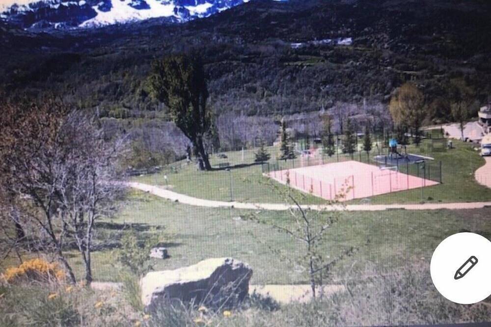 Entire apartment, House with views of Panticosa in Panticosa, Spanish Pyrenees