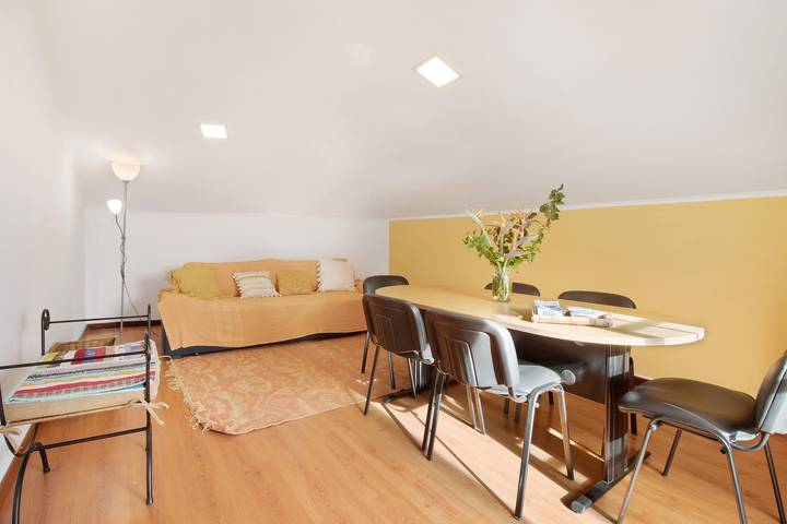 Entire apartment, Attic in 'Casa Amarela' with Sea & Mountain View, Wi-Fi, Garden, Parking & Garden in Caniço, Madeira