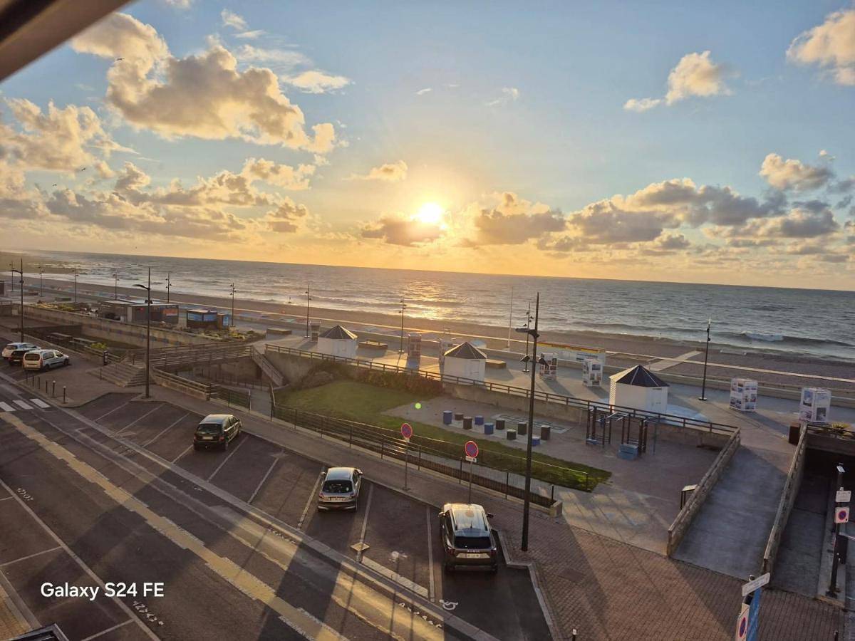 Appartement entier, Résidence du bord de mer Plusieurs appartements avec vue mer garantie in Le Tréport, Région de Dieppe