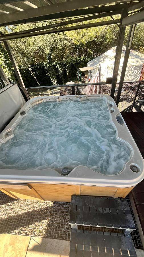 La yourte de Nîmes, sauna, spa , jacuzzi piscine et aire de jeux privatif in Caveirac, Région de Nîmes