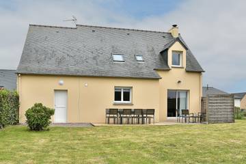 Location de vacances pour 8 personnes, avec jardin et terrasse à Plurien