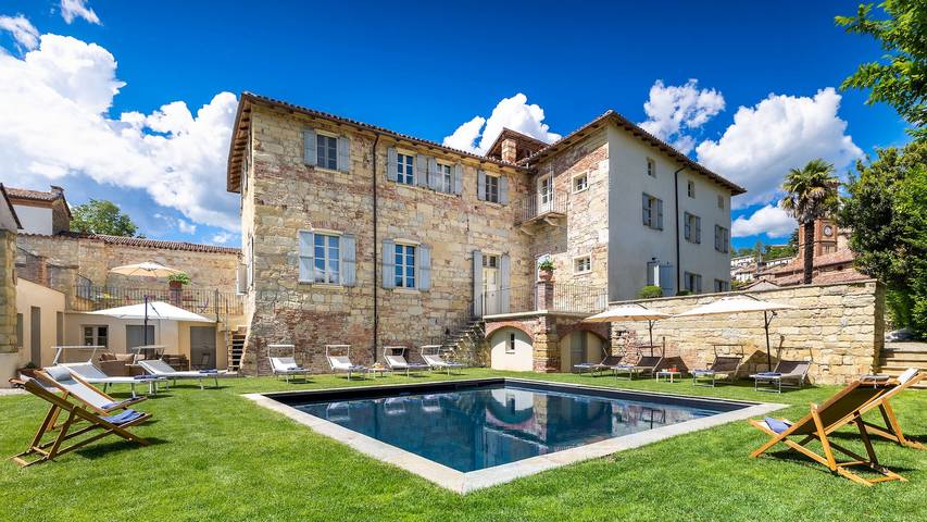 Villa con piscina per 14 persone, con panorama e giardino in Piemonte