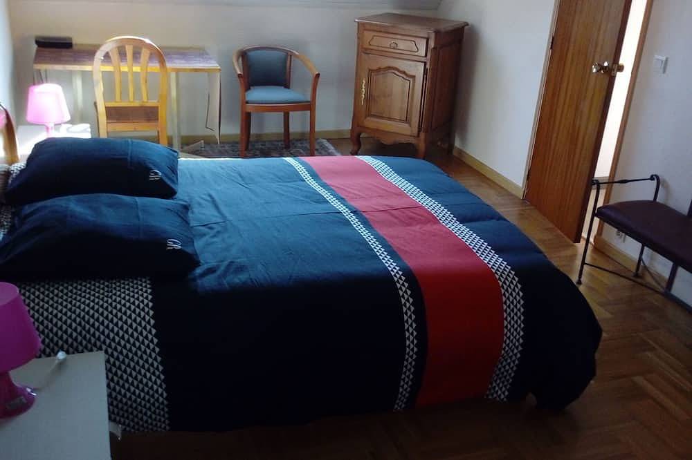 House on rue de la petite corniche, 600m from town center and 1km from port. in Perros-Guirec, Côte de Granit Rose