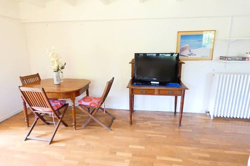 Le Chantegrillet: Large studio + quiet garden in Sainte-Foy-lès-Lyon, Rhône