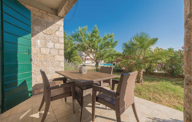 Reizende 2-Zimmer-Wohnung mit Pool, Terrasse und WLAN in Dalmatinisches Zagora
