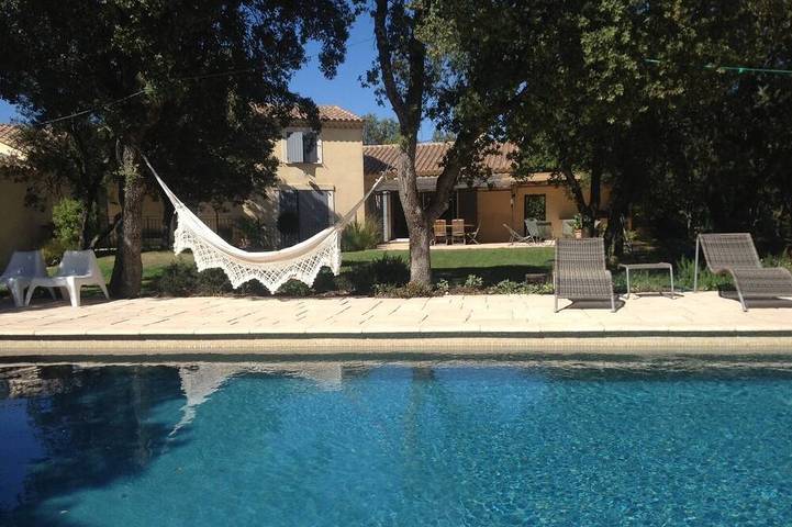 Maison de vacances pour 12 personnes, avec terrasse et jardin, animaux acceptés à Pernes-les-Fontaines
