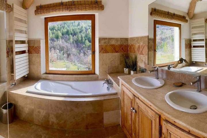 Location de vacances pour 14 personnes, avec terrasse ainsi que vue et piscine, animaux acceptés à La Roche-sur-le-Buis - 3