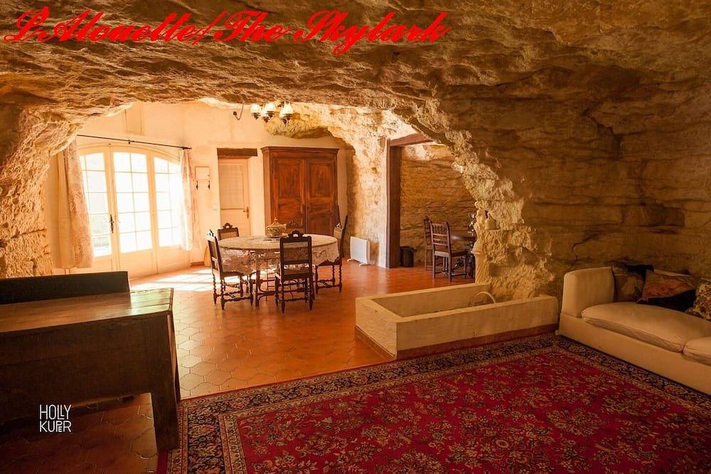 Le Skylark 'Troglo-gîte' dans notre sanctuaire d'oiseaux chanteurs près du Château Chenonceau in Civray-de-Touraine, Région de Tours