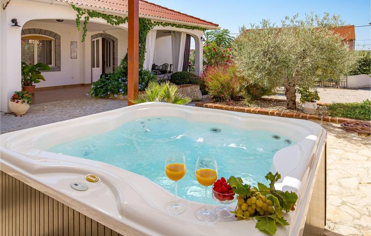 Ferienhaus für 7 Personen, mit Garten und Ausblick sowie Terrasse auf Rab - 2
