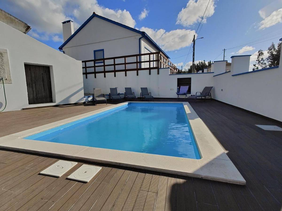 Three-Bedroom House in Carvide, Monte Real