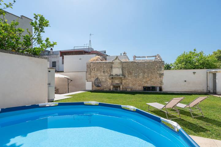Historische woning 'Al Vecchio Cinema Dimora Storica Nuova' met tuin en zwembad nabij Otranto en Torre dell'Orso in Martano, Provincie Lecce