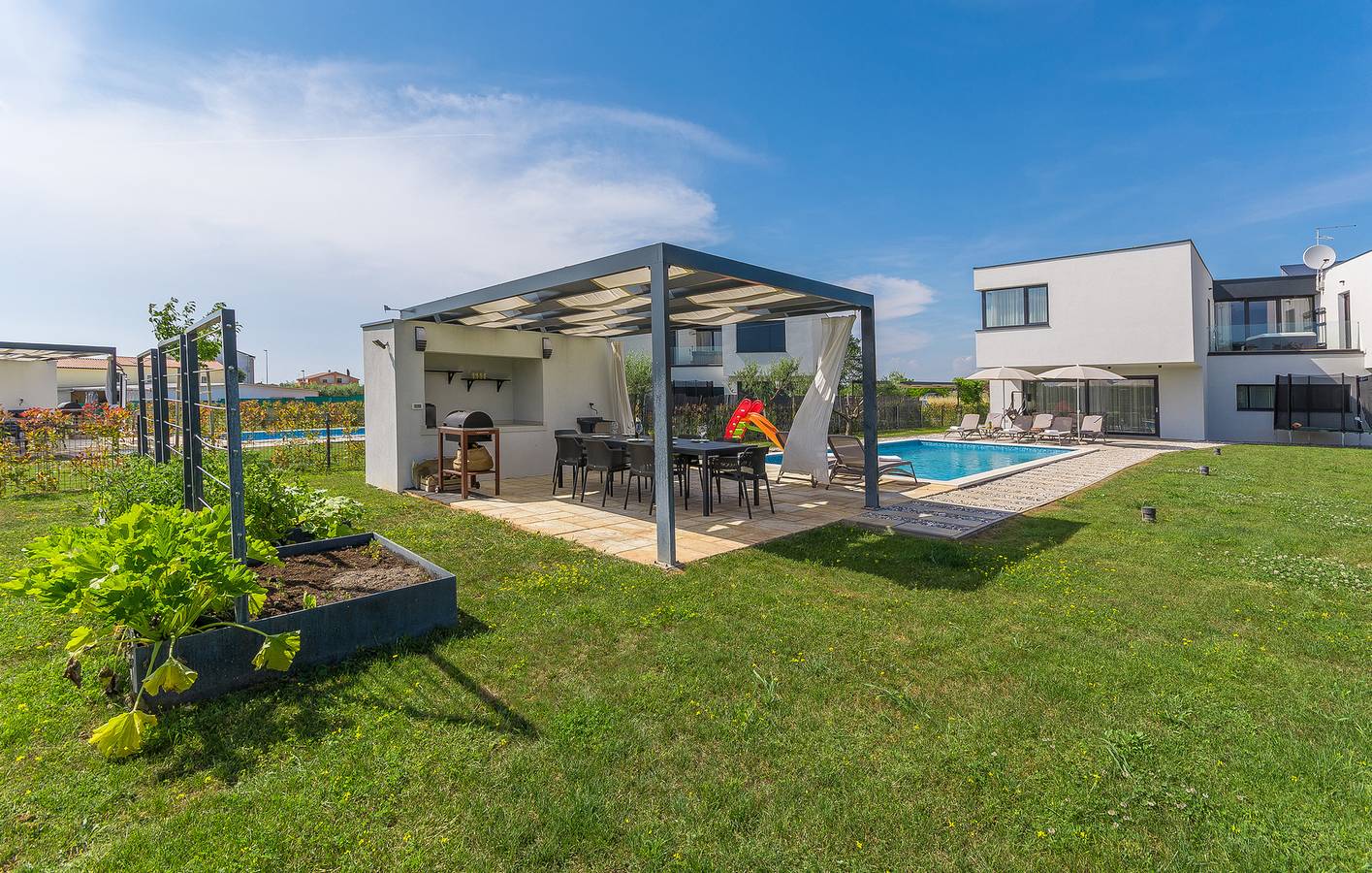 A spacious villa with a swimming pool, jacuzzi and in Novigrad, Regio Umag