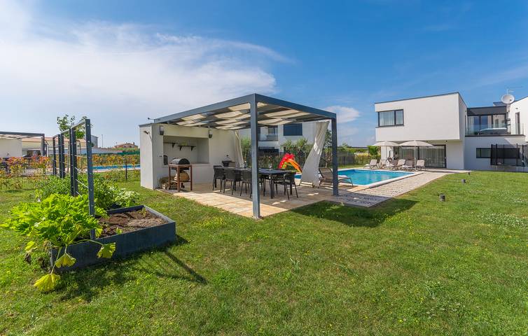 Villa für 10 Personen, mit Terrasse und Garten sowie Pool und Sauna in Novigrad