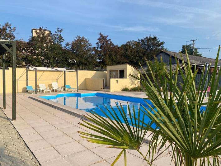 Location de vacances pour 2 personnes, avec vue ainsi que piscine et jardin à Chatenet