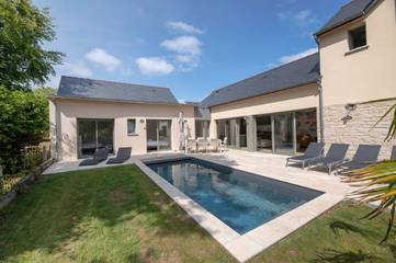 Gîte pour 8 personnes, avec terrasse et piscine dans Plage du Béchet